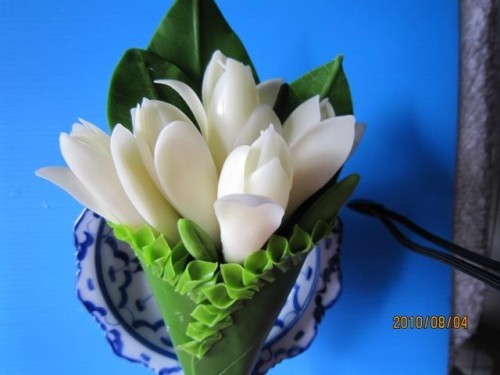 ดอก จำปี มะลิ ในกรวยใบตองจีบ   ทำจากดินไทยผสม ดินญี่ปุ่น สำหรับคุณแม่ บูชาพระ รูปที่ 1