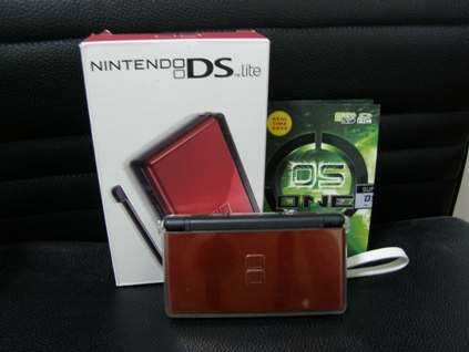 ขาย ด่วนค่ะ เครื่องเล่น Nintendo DS lite สีทูโทน (ดำ/แดง) สภาพใหม่99.99% รูปที่ 1