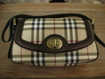 ขายกระเป๋าสะพาย BURBERRY ของแท้พร้อมถุงกระเป๋า ของใหม่ไม่เคยใช้งาน ขนาดกว้าง 11”x สูง 6”x หนา 2 ¼” ราคา 7,000 บาท
