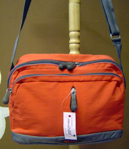 กระเป๋าสะพายข้างสีแดง จาก HEDGREN รูปที่ 1