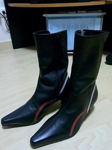 รองเท้า aZaleia  สีดำริ้วแดง-ขาวคู่นี้ Boot (ยาวครึ่งน่อง) รูปที่ 1