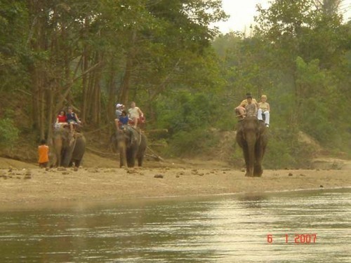 เที่ยวกาญจนบุรี ขี่ช้าง-ล่องแพ แคมป์ไฟ น้ำตกไทรโยคใหญ่-ไทรโยคน้อย สะพานข้ามแม่น้ำแคว สุสานทหารพันธมิตร ปราสาทเมืองสิงห์ รูปที่ 3