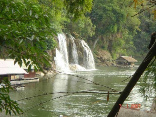 เที่ยวกาญจนบุรี ขี่ช้าง-ล่องแพ แคมป์ไฟ น้ำตกไทรโยคใหญ่-ไทรโยคน้อย สะพานข้ามแม่น้ำแคว สุสานทหารพันธมิตร ปราสาทเมืองสิงห์ รูปที่ 5