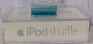 ขาย IPOD shuffle 1 G สีฟ้า ราคาถูก 1800 รูปที่ 1