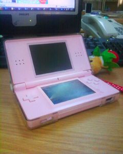 ขาย DS Lite สีชมพูราคา 5300 สภาพดี เล่นน้อยมาก ซื้อมาได้ 2เดือน(มีระบุวันที่ซื้อแปะไว้) แถม NDS Lite รูปที่ 1