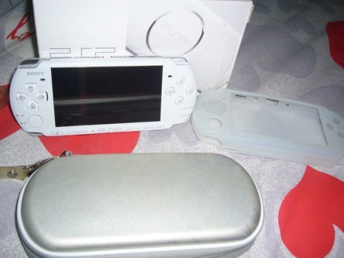 ขายเครื่องเล่นเกมส์ PSP 3006 Pearl White ยกกล่องพร้อมประกันอีกครึ่งปี รูปที่ 1