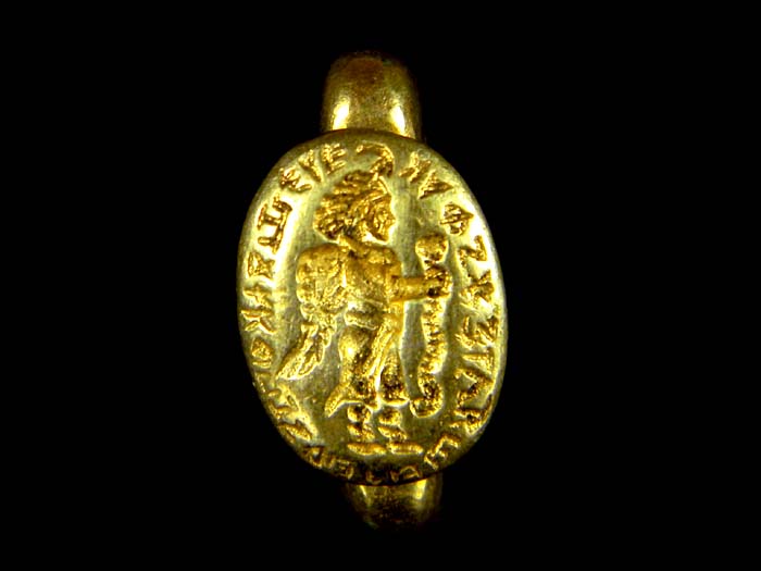 แหวนทองชุบ Gold PLATED โรมันแกะสลักลายเทวดา มือถืออาวุธ เห็นรายละเอียดชัดเจนมากค่ะ สวย!! รูปที่ 1