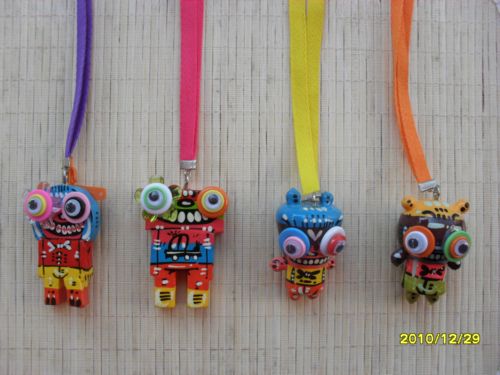 งานฝีมือ ตุ๊กตาไม้ หุ่นยนต์ไม้ พวงกุญแจหุ่นยนต์ไม้ ที่แขวนโทรศัพท์หุ่นยนต์ สร้อยคอหุ่นยนต์ไม้ กระเป๋าถักไหมพรม ปลีก ส่ง รูปที่ 4