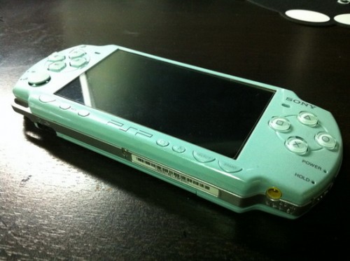 ขาย PSP 2000 Slim สีฟ้า เล่นได้ทุกเกมส์ สภาพ 99% อุปกรณ์ครบ ยกกล่อง 5,500บาท เท่านั้นครับ รูปที่ 1