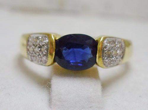 แหวนไพลิน Blue Sapphire ล้อมเพชร สีกำมะหยี่ รูปที่ 1