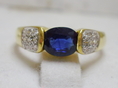 แหวนไพลิน Blue Sapphire ล้อมเพชร สีกำมะหยี่