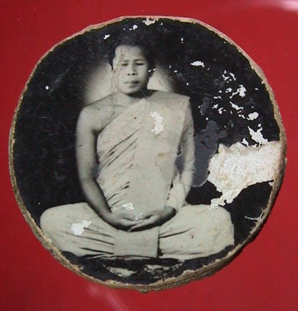 พระผงจันทร์ลอย หลวงพ่อยงยุทธ วัดเขาไม้แดง รูปที่ 2