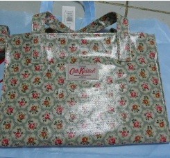 กระเป๋า cath kidston ของแท้ 100%  ขายถูก ๆ ขายขาดทุนคะ  ของใหม่ป้ายห้อยคะ เหลือ 3 ใบสุดท้ายคะ รูปที่ 1