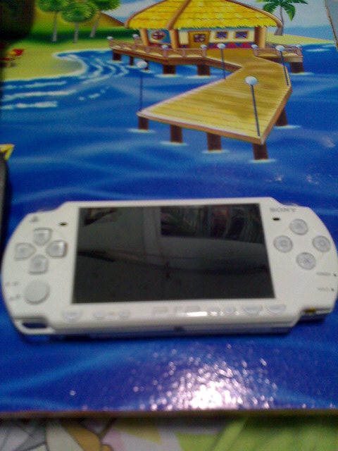 ขาย PSP รุ่น 2000 สีขาว สภาพดี 90% บอร์ดสวรรค์ เล่นได้ทุกเกม แบตอึด จอไม่มีเดทไบท์ ปุ่มกดใช้ได้ดีทุกปุ่ม เครื่องไม่เคยแกะ เสีย ซ่อม อุปกรณ์ที่แถมให้มี แผ่นกันรอย ซิลีโคนทูโทน เมม 4 กิ๊ก สายชาต กระเป๋า แผ่นเกม 15 เกม เกมอีมู 1000 กว่าเกม สนใจติดต่อ โทร 08 รูปที่ 1