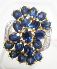 แหวนหลุดจำนำ ไพลินเจีย สีน้ำเงินเข้ม เพชรเกสร 0.04 กะรัต งานหน้ากว้าง เป็นลักษณะดอกไม้กระจุก