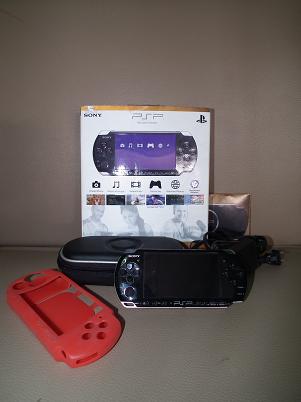 ขายเครื่องเล่น psp รุ่น3000 เมม 8 gb ยกกล่องอุปกรณ์ครบสภาพดีครับผม รูปที่ 1