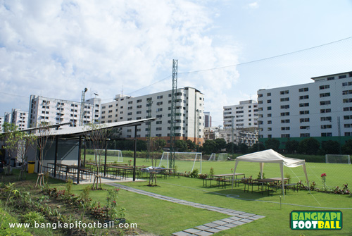 บางกะปิฟุตบอล บริการให้เช่า สนามฟุตบอล หญ้าจริง ขนาด 7คน , 11คน bangkapifootball.com โทร. 081-8557100 รูปที่ 1
