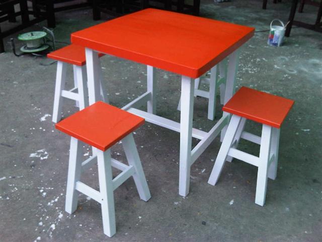โต๊ะไม้ ขายโต๊ะไม้1ตัวพร้อมเก้าอี้ไม้4ตัว ราคา 650 บาท ราคาถูกแบบนี้ ไม่มีที่ไหนอีกแล้ว รูปที่ 1