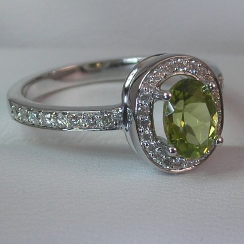 14k White Gold Engagement Band Oval Green Peridot and Round White Accents Diamond Ring (1 1/4 ctw) (.90 ct Peridot , Green Color, SI2-I1 Clarity)( 1/3 ctw Diamonds, G Color, SI2-I1 Clarity) รูปที่ 1