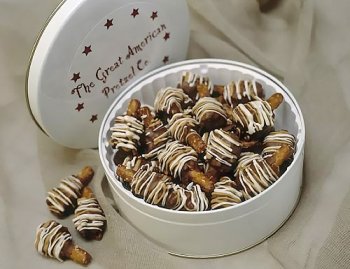Milk Chocolate and Peanut Butter Caramel Crunch Pretzel Gems--16 oz. Tin ( Great American Pretzel Co. Chocolate Gifts ) รูปที่ 1