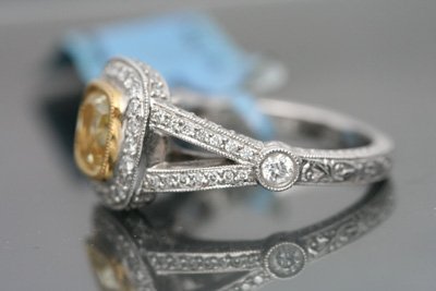 2.18 CT FANCY YELLOW CUSHION CUT DIAMOND ENGAGEMENT RING WITH ACCENTS VS-2 PLATINUM รูปที่ 3