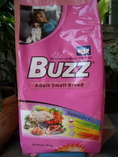 อาหารสุนัข BUZZ เกรดพรีเมี่ยม: BUZZ small breed ทำจากเนื้อไก่แท้ๆ ไม่ปนขนและกระดูก