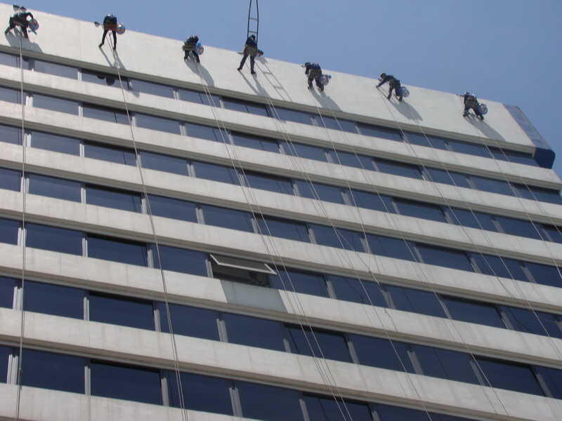 บริการงานเหนือเมฆเช็ดกระจกตึกสูง ทำความสะอาดครบวงจร ทำความสะอาดโครงหลังคาโรงงาน รูปที่ 1