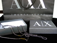 สร้อยคอแบรนด์ Armarni Exchange (A|X) มีจี้ปั้ม LOGO ตัวสีของสร้อยเป็นสีเงินรมดำ (ไม่ทราบวัสดุครับ) ดัดแปลงได้หลายสไตล์ ของแท้ 10000% ขายพร้อมกล่อง และถุงกระดาษเหมือนซื้อออกมาจาก SHOP เลยครับ