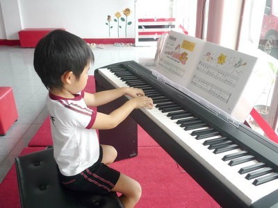 โรงเรียนสอนดนตรี Play and Learn Station ระยอง เปิดสอนดนตรีวิชาเปียโน ไวโอลิน กีต้าร์ อูคูเลเล่ ขับร้อง และโยคะ รูปที่ 5
