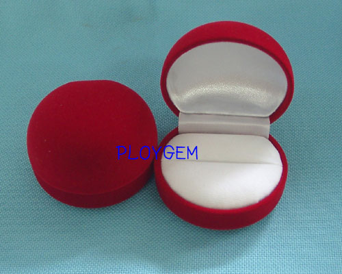 กล่องใส่แหวนเป็นกล่องกำมะหยี่สีแดงรูปกลม พื้นด้านในเป็นกำมะหยี่สีขาว รูปที่ 1
