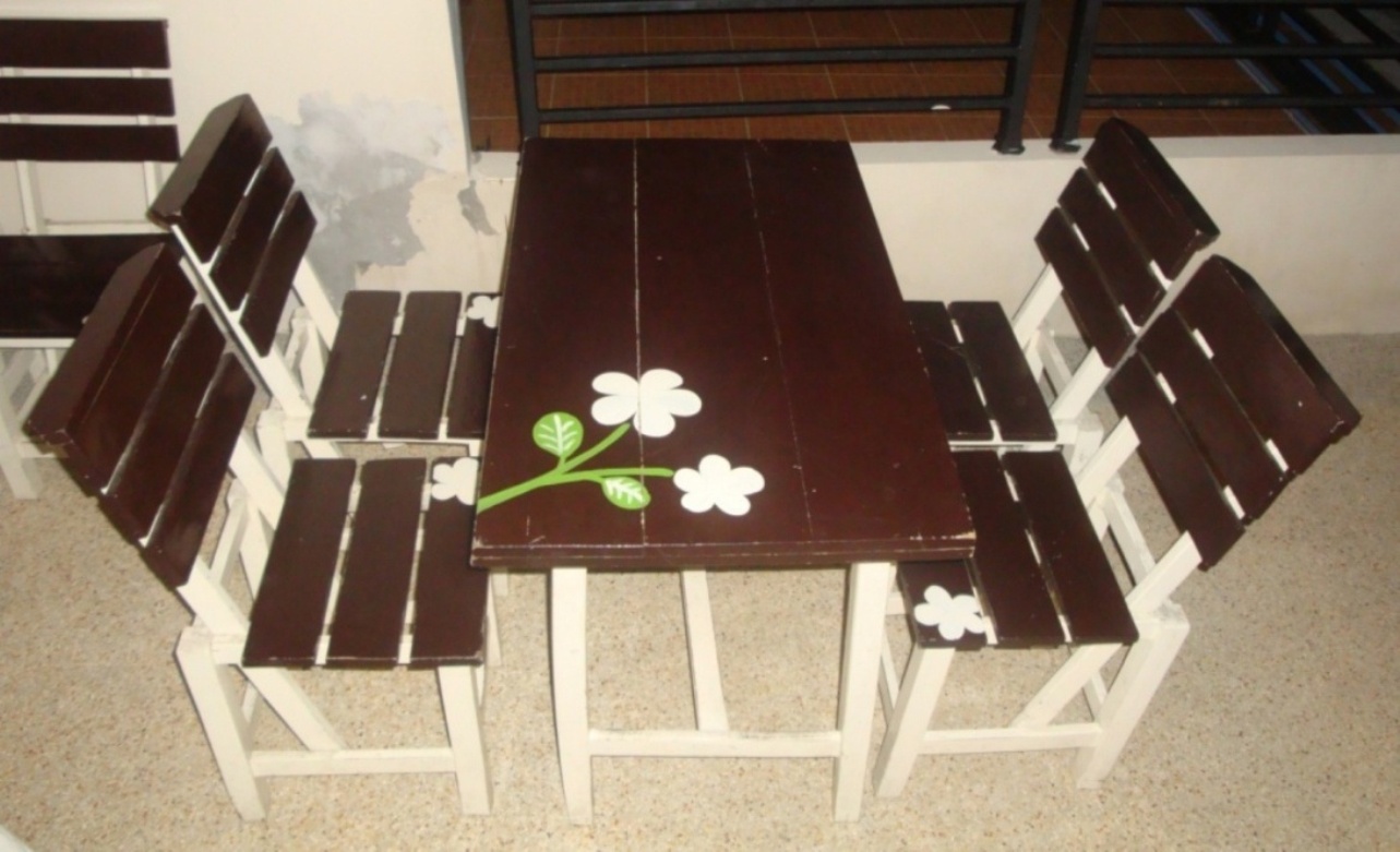 ขายชุดโต๊ะไม้ จามจุรี สีน้ำตาล ขาดำ เพ้นลายดอกไม้ (มือสองสภาพ 80%) รูปที่ 1