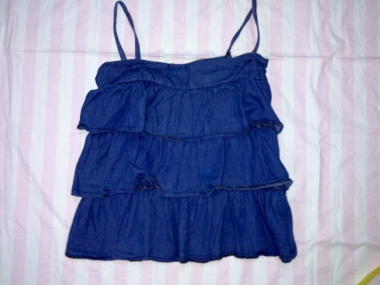 >>USED<< เสื้อเดนิมสายเดี่ยวตัวสั้นเสื้อตัวสั้นตอนนี้กำลังอินมากๆ!!  เหมาะสำหรับสาวไซส์ S,M ราคา 100 บาท รูปที่ 1