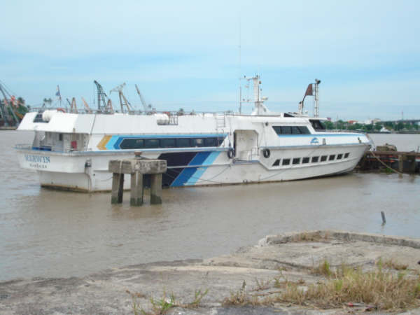ขายเรือโดยสารใหญ่ขนาด 180 ที่นั่ง ยาว 32 .50 เมตร หรือ 97.50 ฟุต กว้าง 5.50 เมตร มีเครื่องยนต์ดีเซล Man Dissel Engine 1,100 HP จำนวน 2 เครื่อง รูปที่ 2