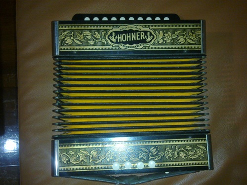 ขายหีบเพลงหายาก ของประเทศเยอรมันหรือที่เรียกว่า แอคคอร์เดียน ยี่ห้อhohner รุ่นเก่า สภาพดีอายุหลายสิบปีเเต่ยังเล่นได้ 100% น่าเก็บสะสมมากๆๆ!!!!!!!!! รูปที่ 1