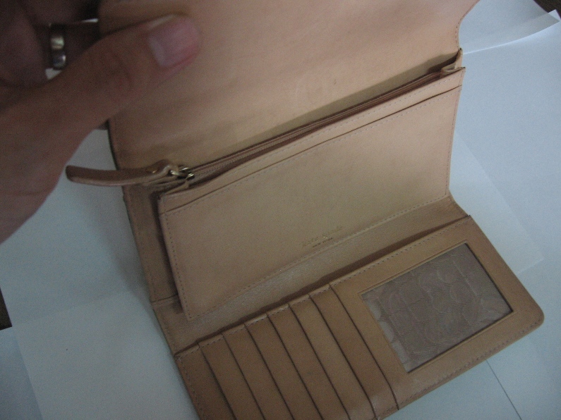 ขาย กระเป๋าสตางค์ (ของน้องสาวใช้เอง) Kate spade new york สีเขียว สภาพ 95 % ขาย 2700 บาท รูปที่ 1
