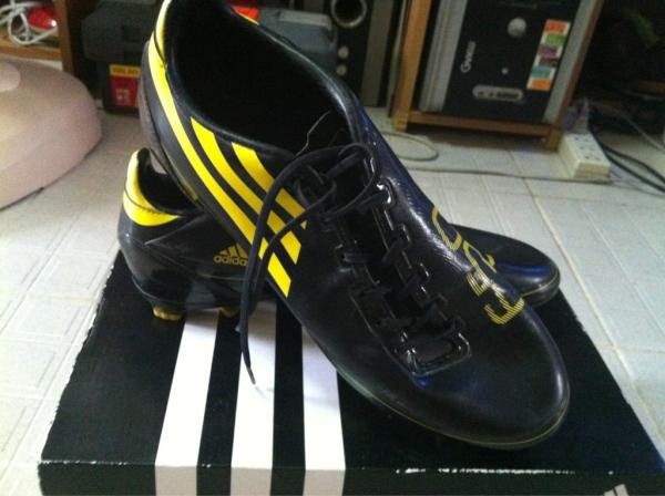 ขายรองเท้าสตั๊ด adidas F50 ราคา 2500 บาท สภาพ 90 % เบอร์ 41 ครับ รูปที่ 1