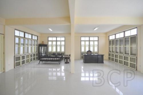 Single House Sukhumvit 39: 3 BR + 3 Baths, 300 Sq.m for Rent รูปที่ 2