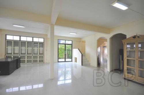 Single House Sukhumvit 39: 3 BR + 3 Baths, 300 Sq.m for Rent รูปที่ 3