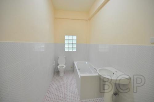Single House Sukhumvit 39: 3 BR + 3 Baths, 300 Sq.m for Rent รูปที่ 6