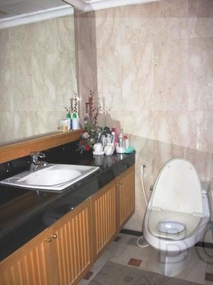 Royal Castle: 3 Beds + 2 Baths, 164 Sq.m, 13th fl for Rent รูปที่ 7
