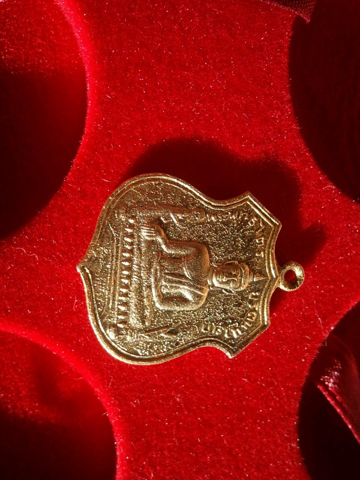 เหรียญ หลวงพ่อโต วัดพนังเชิง ปี 2517เหรียญอามใหญ่ กระไหล่ทอง รูปที่ 1