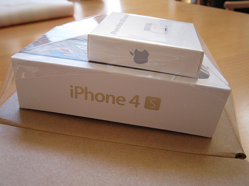 WTS:APPLE IPHONE 4S 64GB $500USD/BLACKBERRY BOLD TOUCH 9900 $350USD รูปที่ 1