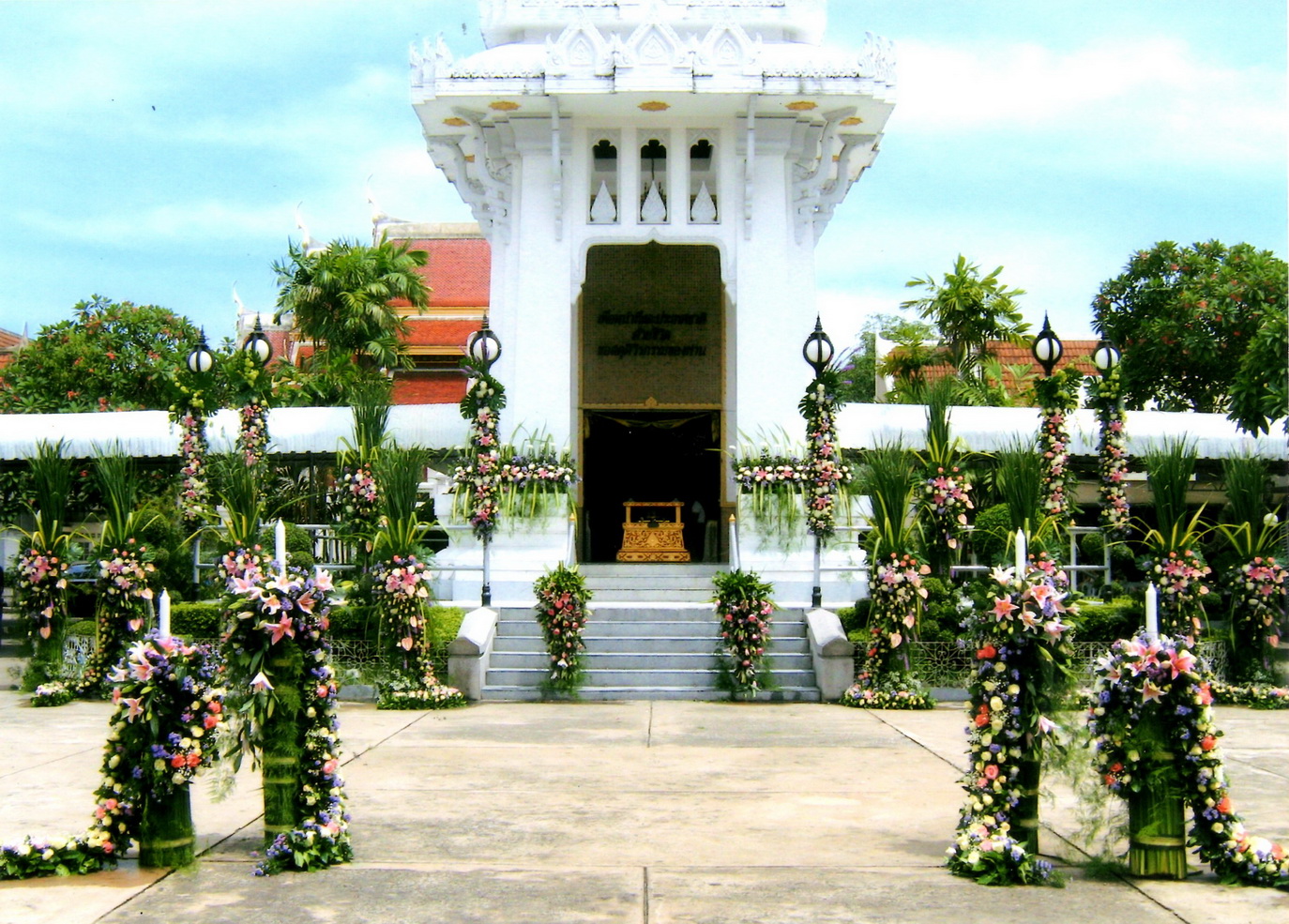บริการจัดดอกไม้หน้าเมรุ โดยทีมงาน คุณไปรวิทย์ วัดตรีทศเทพ บริการทั่วไทย รูปที่ 7