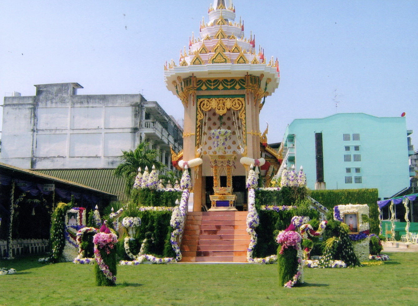 บริการจัดดอกไม้หน้าเมรุ โดยทีมงาน คุณไปรวิทย์ วัดตรีทศเทพ บริการทั่วไทย รูปที่ 3