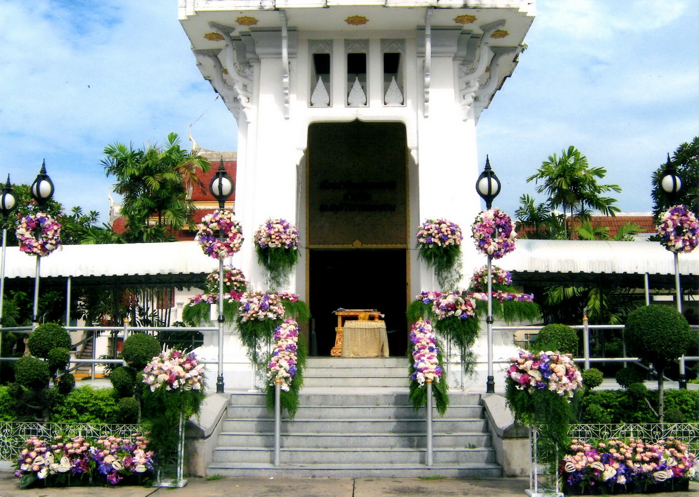 บริการจัดดอกไม้หน้าเมรุ โดยทีมงาน คุณไปรวิทย์ วัดตรีทศเทพ บริการทั่วไทย รูปที่ 5