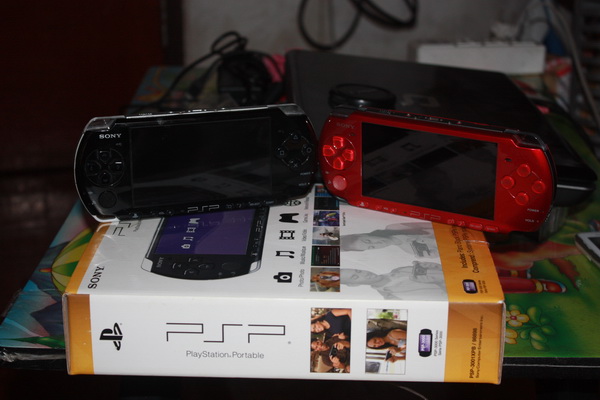 ขาย psp รุ่น 3000 ซื้อมาไม่ค่อยได้เล่นครับ 2 เครื่อง เมม 4 g 2 ตัว 8g 1ตัว ราคา 4900 รูปที่ 2