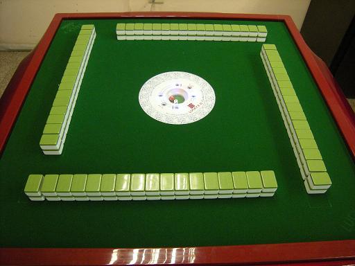 โต๊ะนกกระจอกอัตโนมัติ สามารถตั้งไพ่ให้เองโดยอัตโนมัติ สามารถตั้งรูปแบบการเล่นได้ถึง 40 แบบ สามารถเล่นได้ทั้งแบบ 3 คน และ 4 คน รูปที่ 1