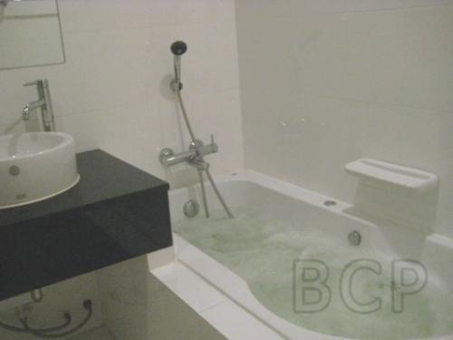 Sukhumvit City Resort: 2 BR + 2 Baths, 68 Sq.m, 13th fl for Rent รูปที่ 6