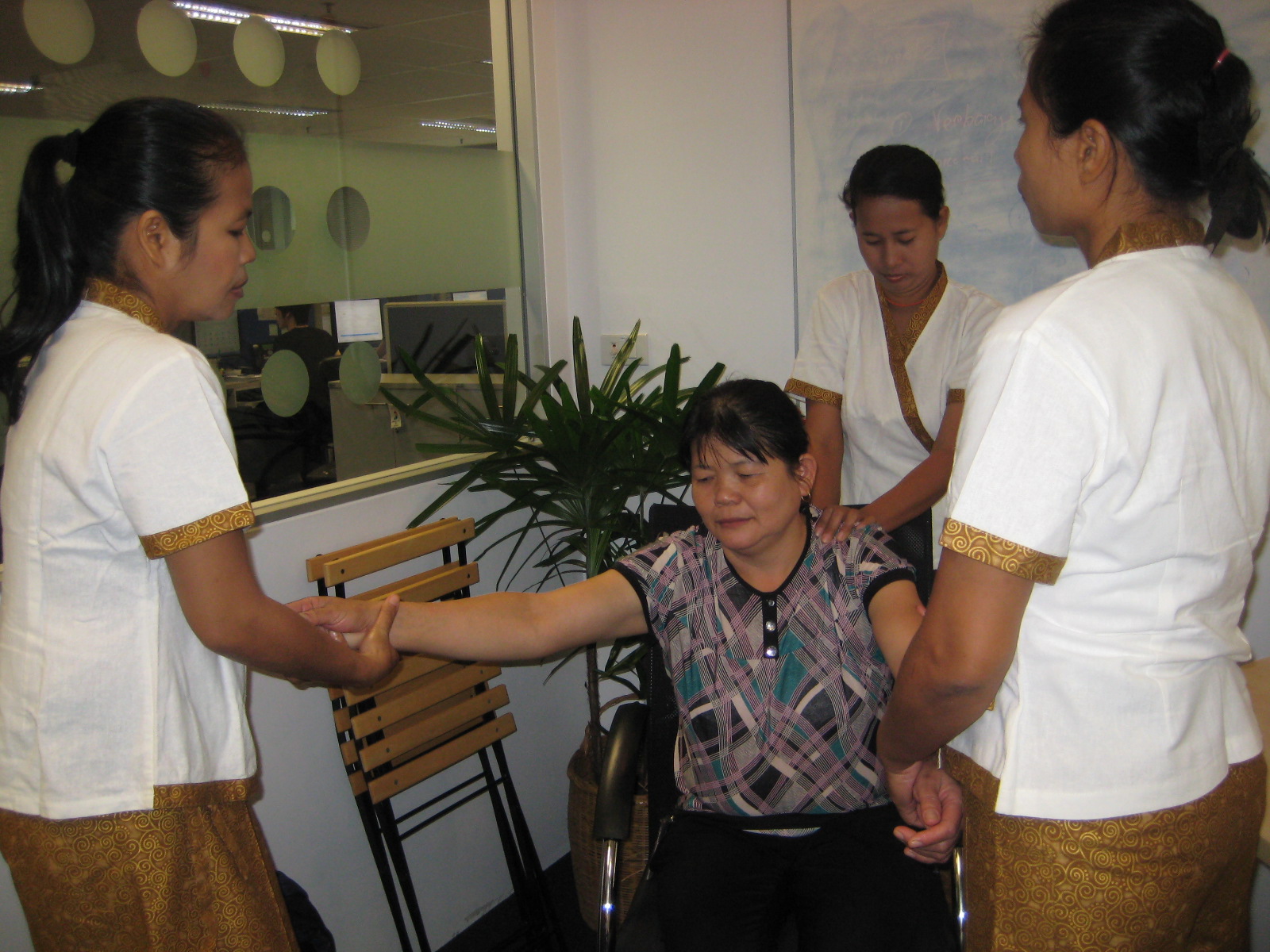 บริการนวดตามออฟฟิต นวดตามงานอีเว้นท นวดนอกสถานที่ ติดต่อ คุณ บอย 081-400-8047  รูปที่ 5