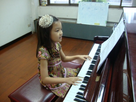 สอนเปียโน เรียนเปียโน อายุตั้งแต่6ขวบขึ้นไป ที่ scienceofmusic ตรงข้าม Big-C วงค์สว่าง บางซื่อ 025855718-0859972494 www. รูปที่ 2